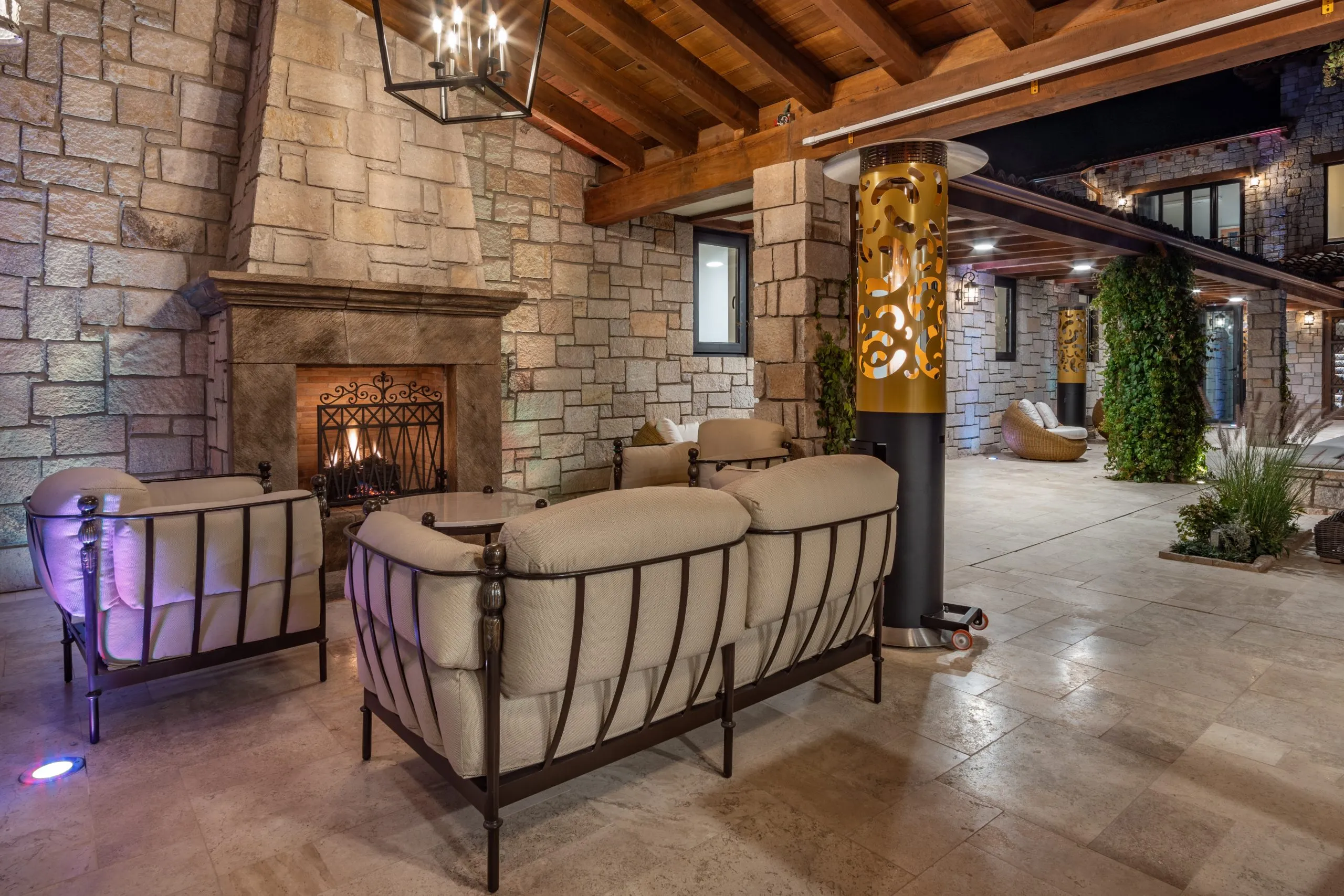 hay una gran chimenea de piedra en medio de un patio