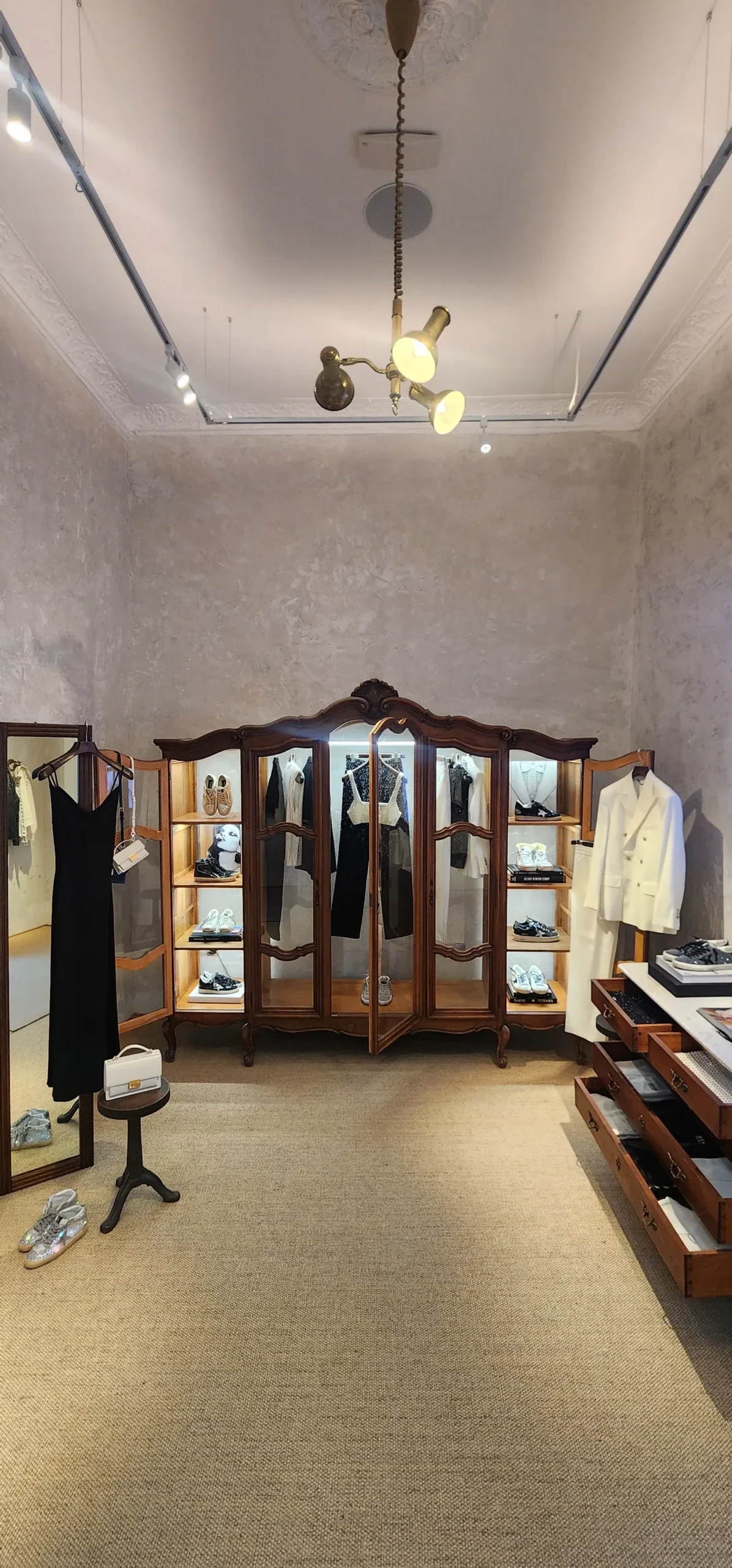 hay una habitación con mucha ropa en exhibición