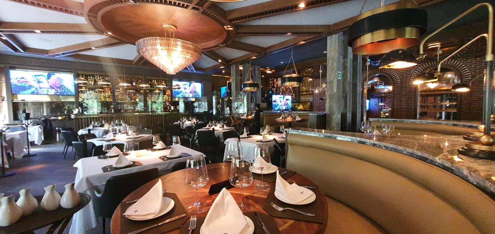 un restaurante con una pantalla grande