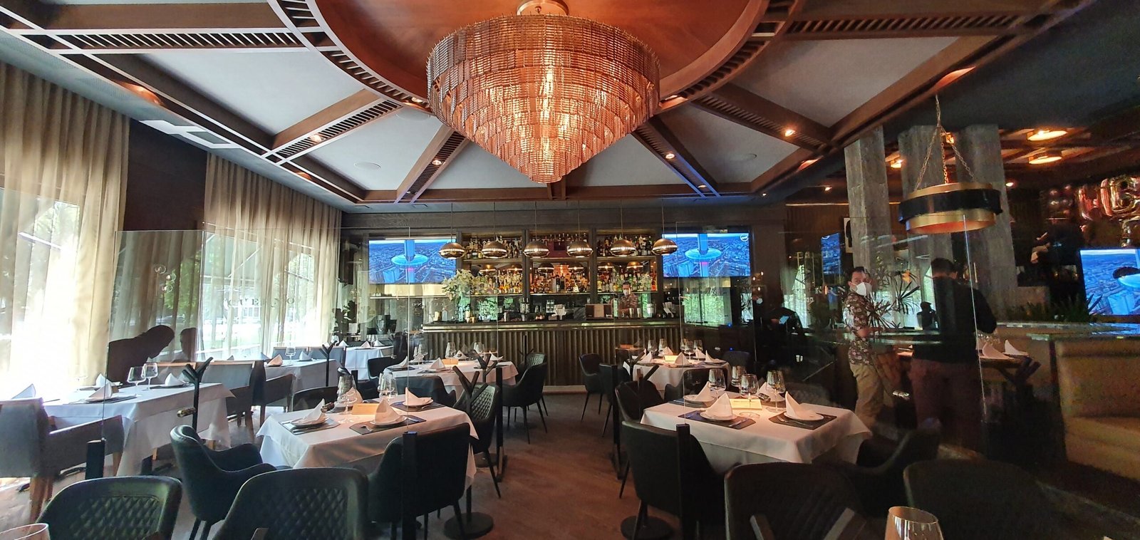 un restaurante con un gran chandel y un bar