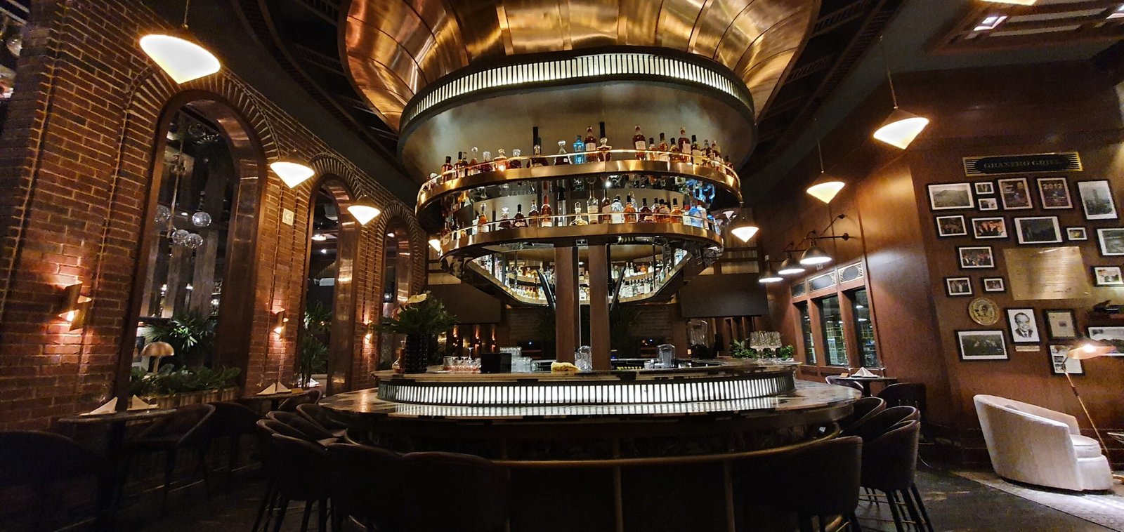 una barra con una gran barra circular superior