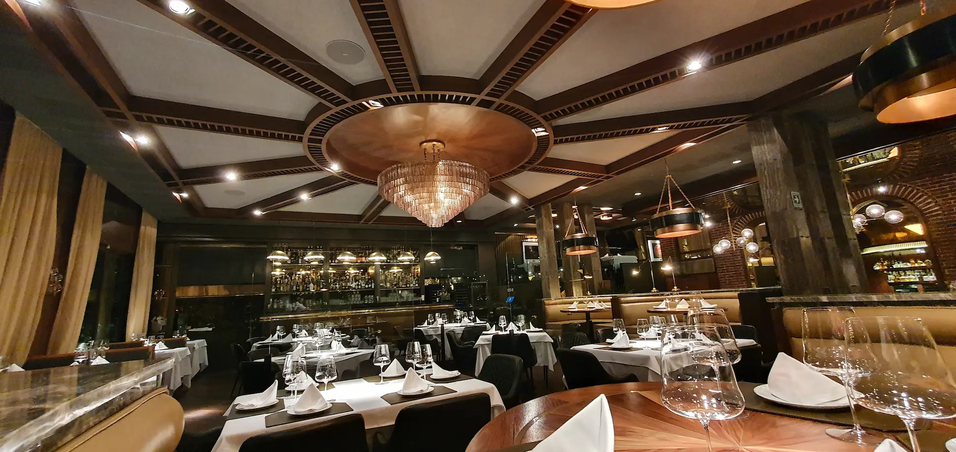 un restaurante con mesas y sillas y un chandel