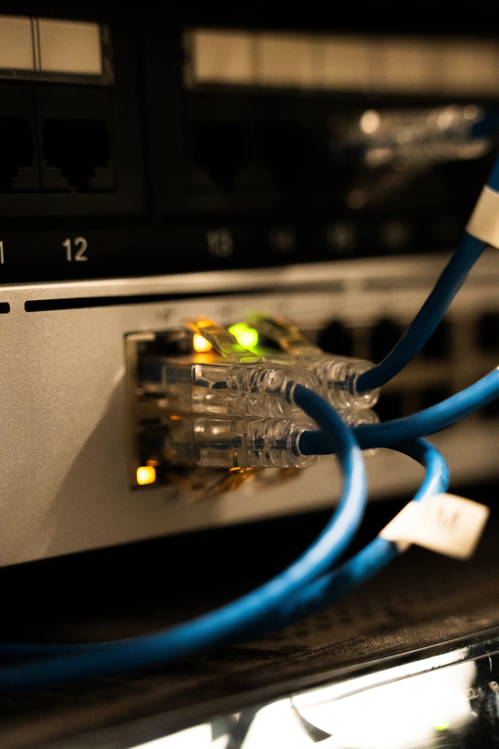 un primer plano de una computadora con un cable azul conectado a una computadora