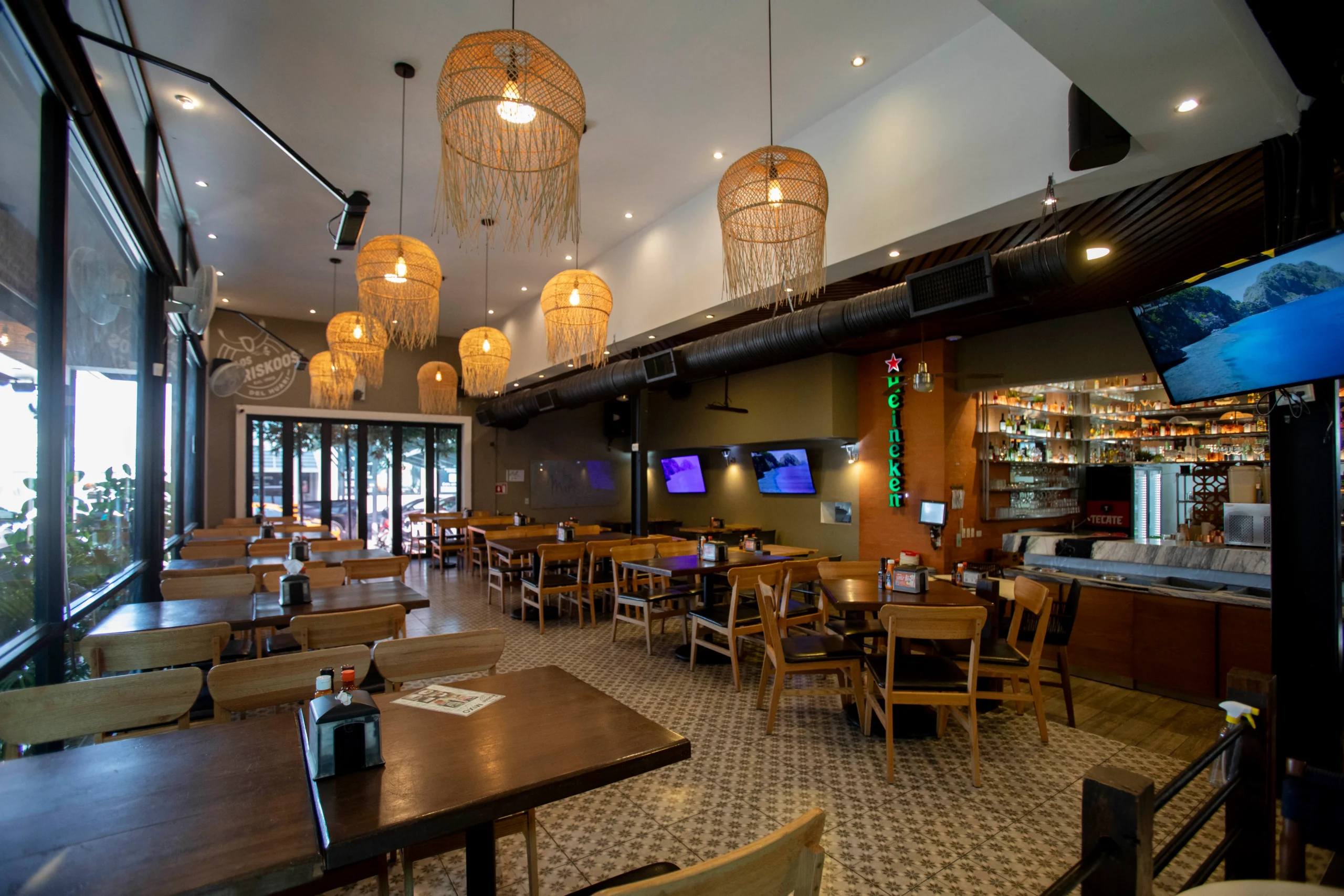 hay una gran sala con mesas y sillas y un televisor