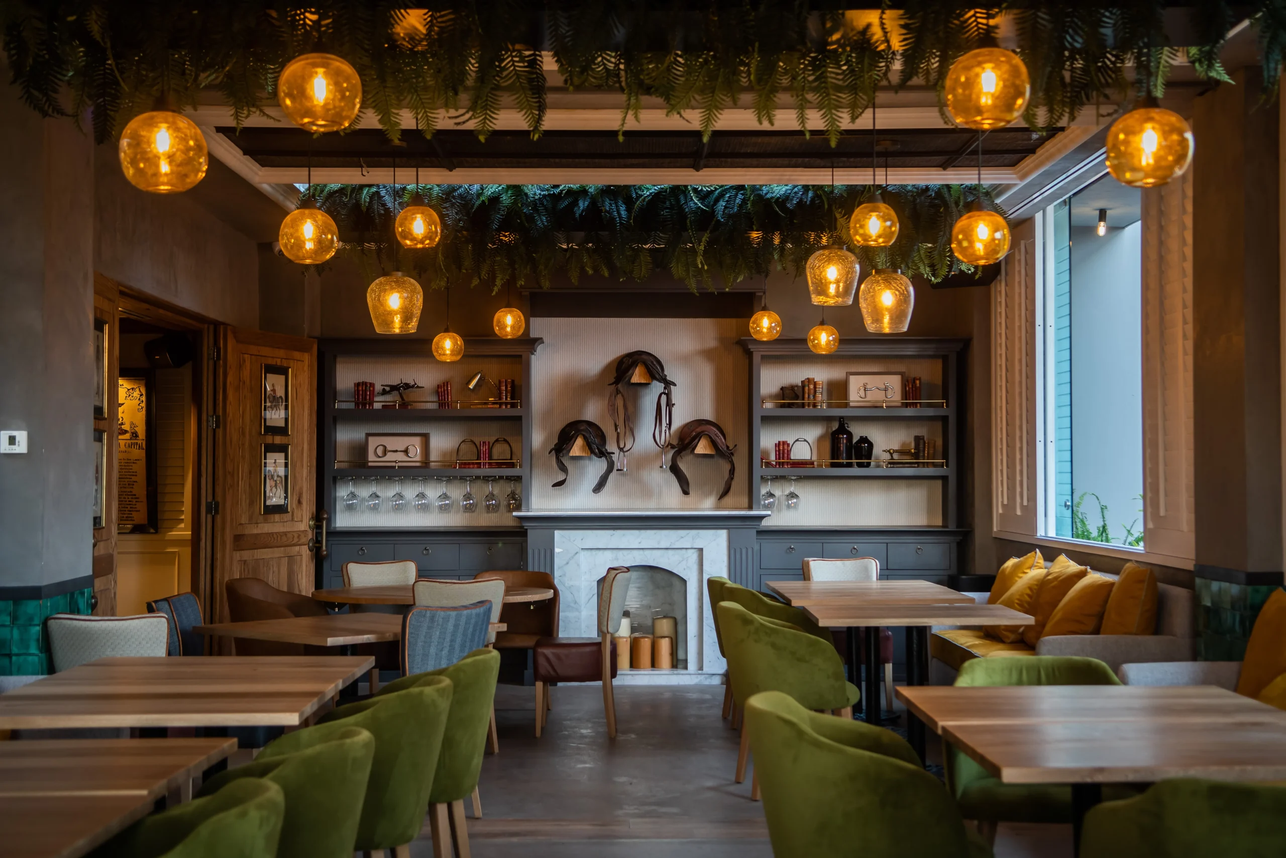 hay muchas mesas y sillas en este restaurante con chimenea