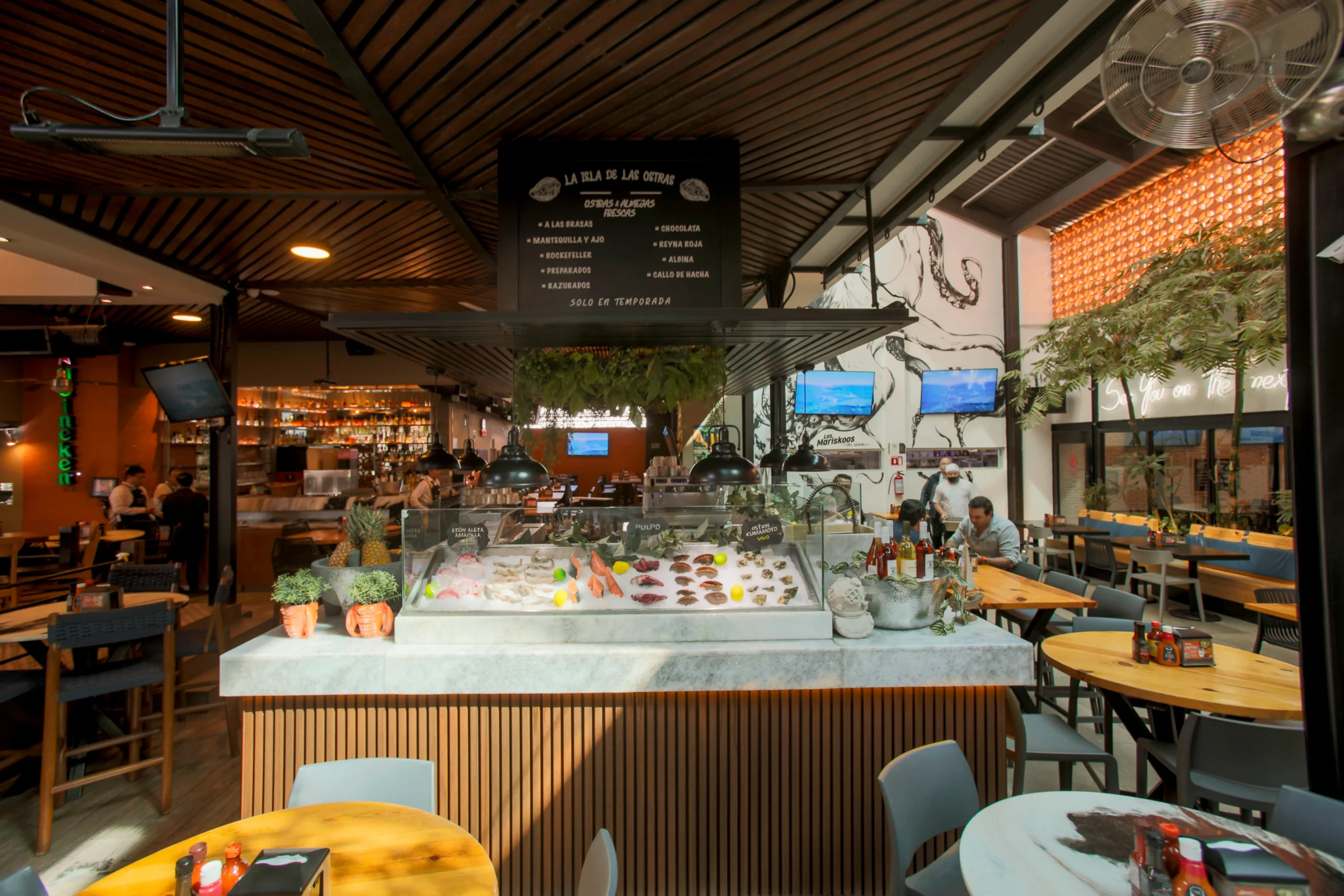 hay un gran mostrador con mucha comida en él