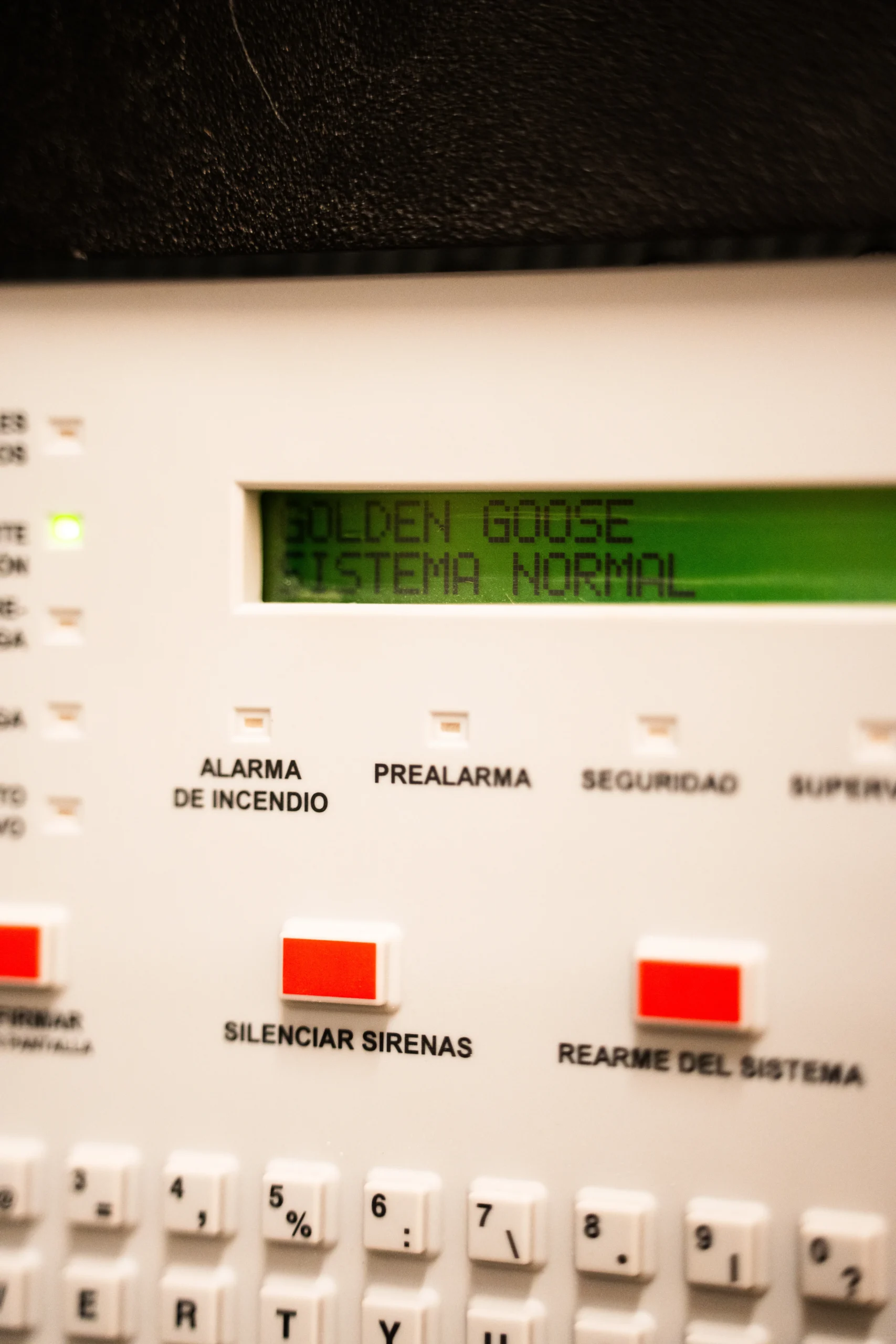 un cierre de un dispositivo electrónico blanco con una pantalla verde