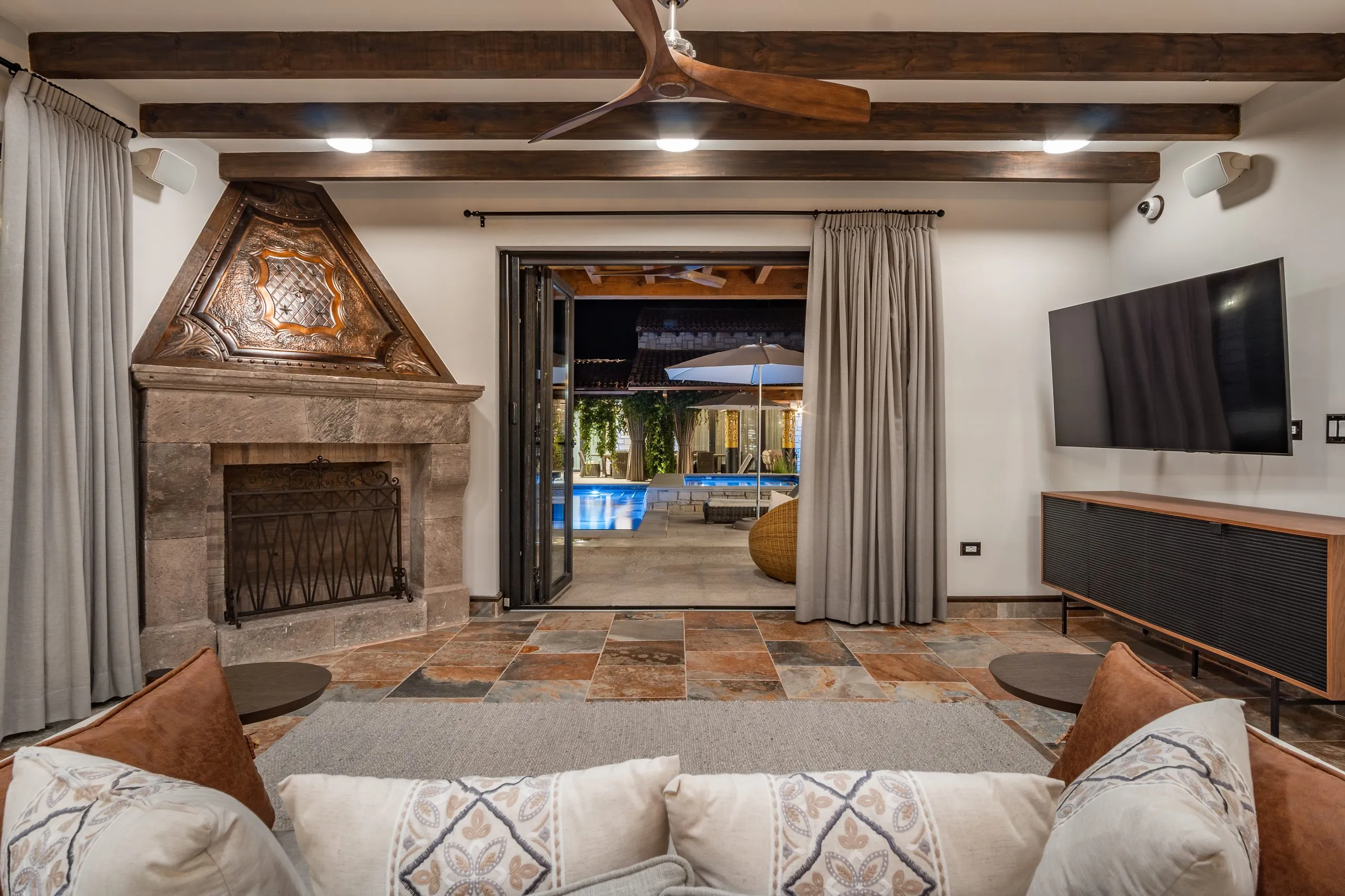 hay una sala de estar con chimenea y un televisor