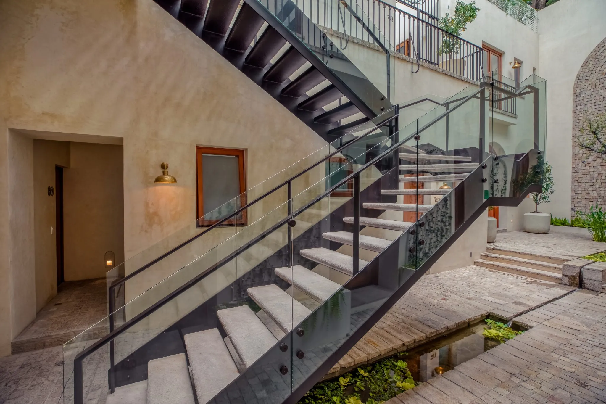 hay una escalera que conduce a un segundo piso de la casa