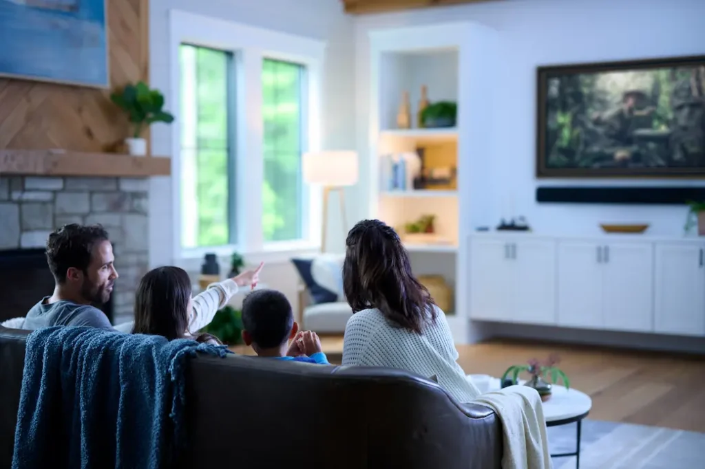 familia viendo la televisión en la sala de estar