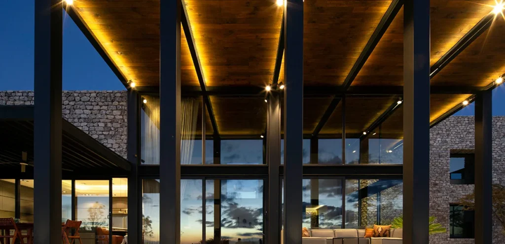 La entrada de una casa moderna con iluminación automatizada y cámaras