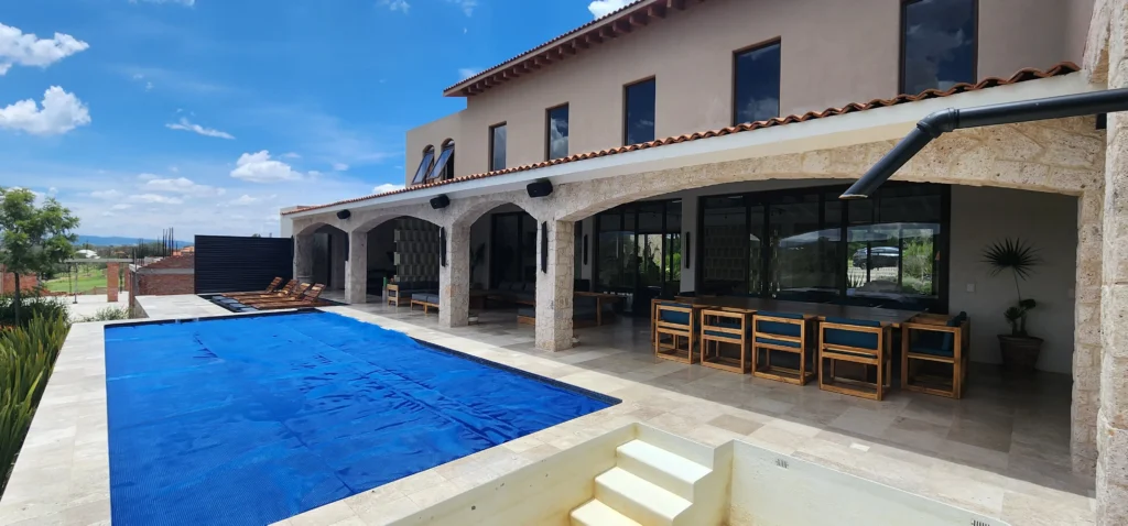 Un patio trasero con sonido global y luz automatizada