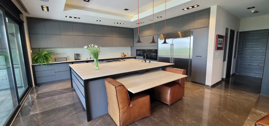 Una cocina grande con luces directas e indirectas