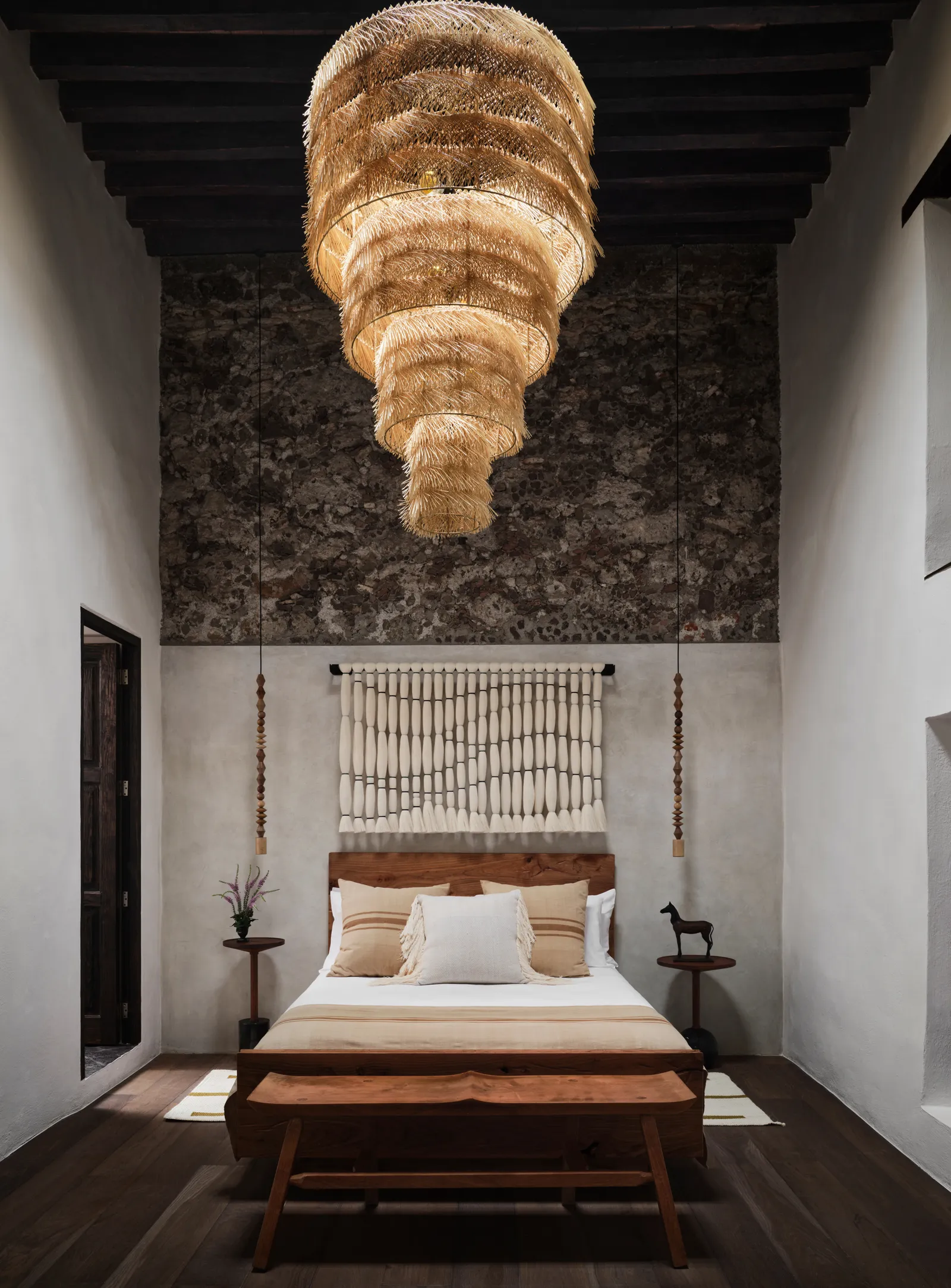 un dormitorio con una cama y un gran chandel