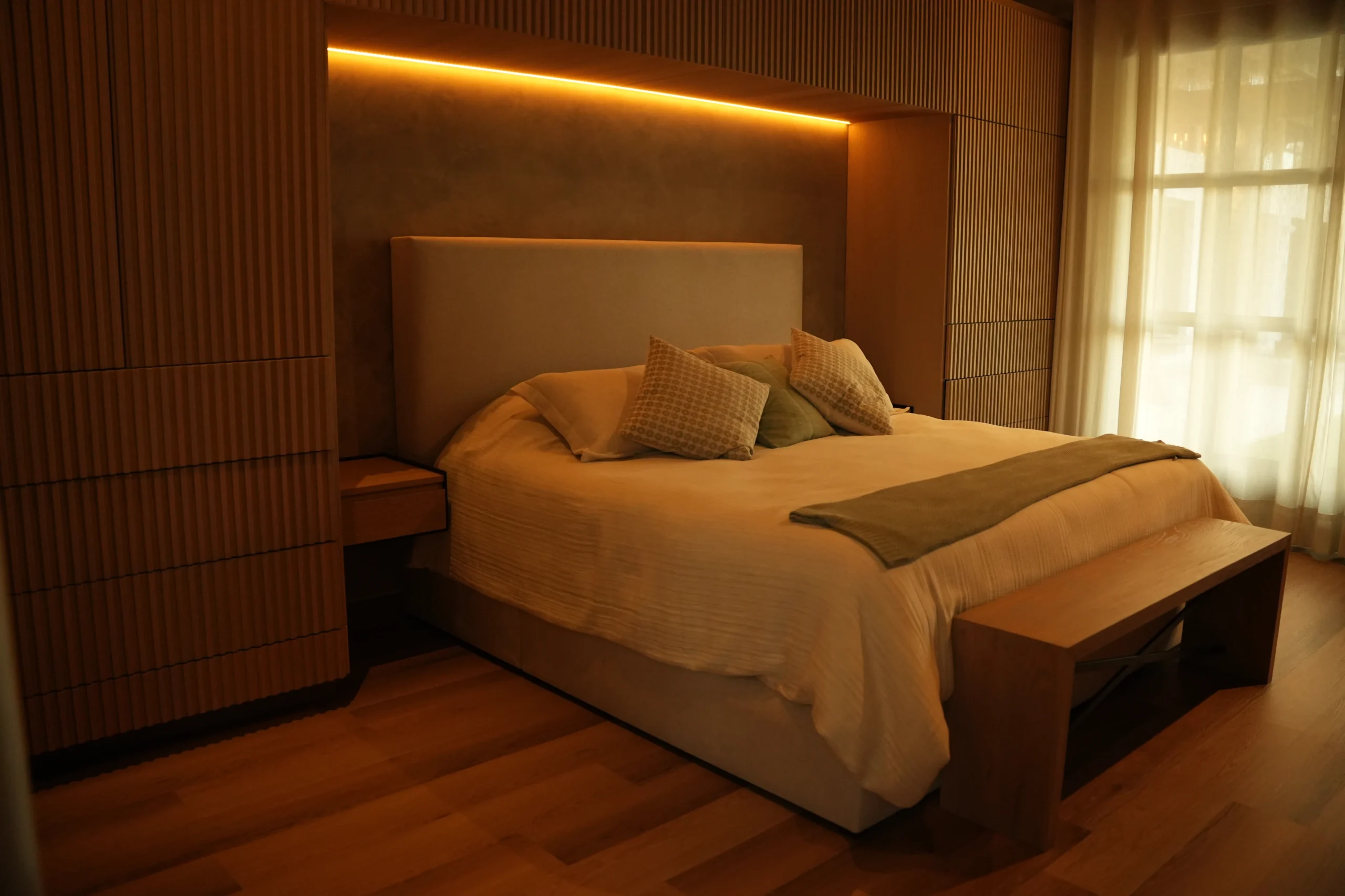 Una habitación con cortinas automáticas cerradas tapando la entrada del sol