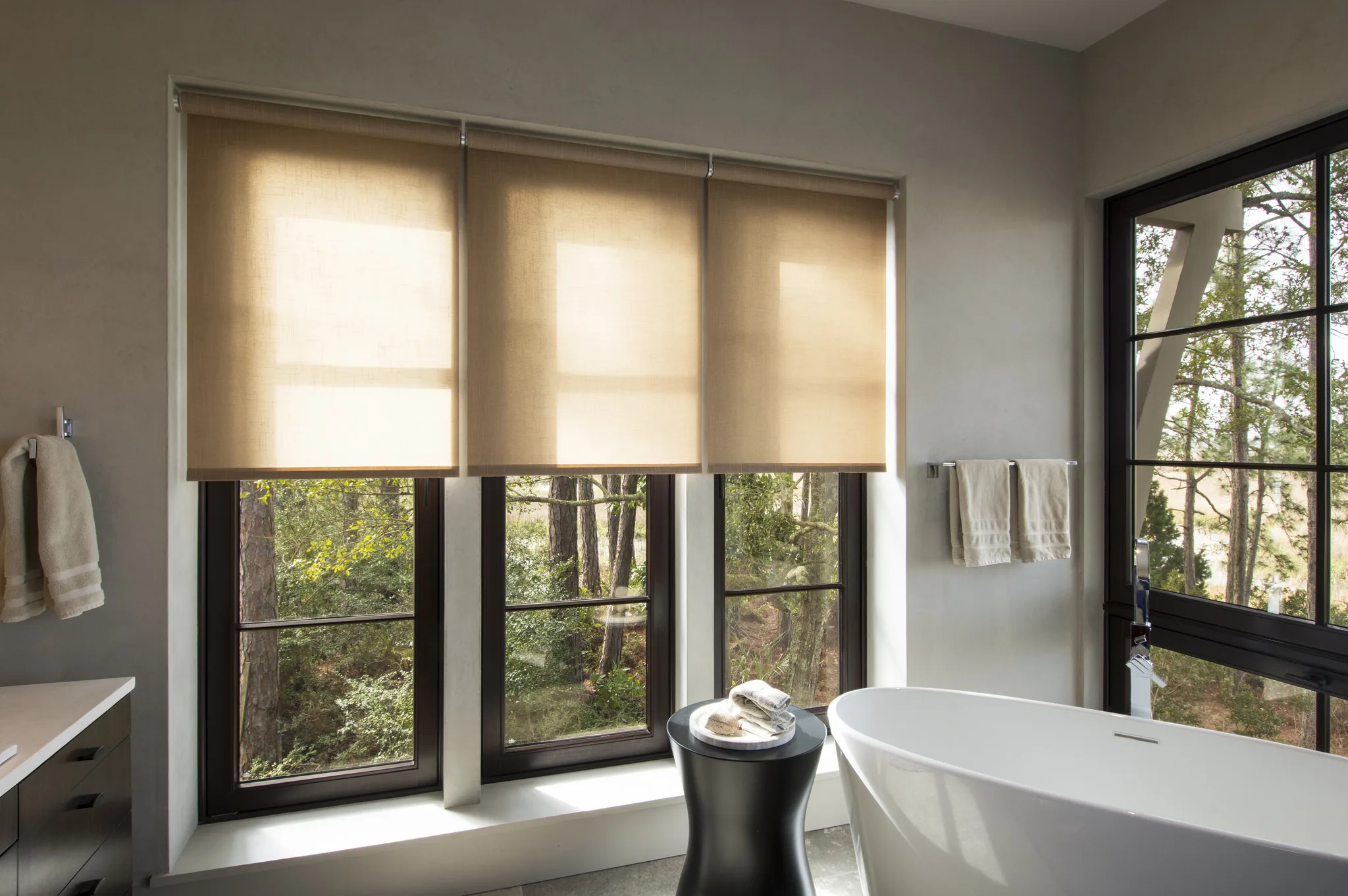 Una hermoso baño con con persianas automatizadas a medio cerrar para que no de el sol entero