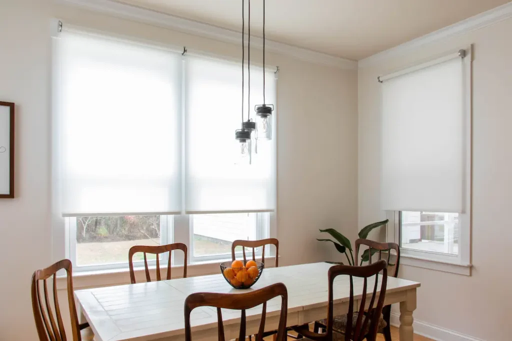 un comedor con una mesa y sillas