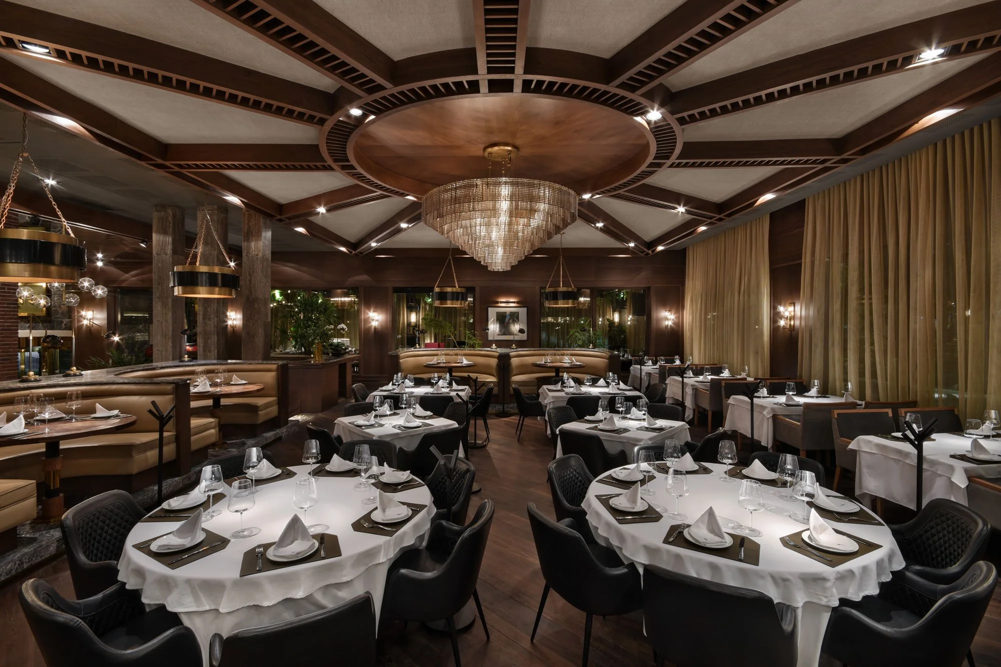 la zona de comedor en el restaurante