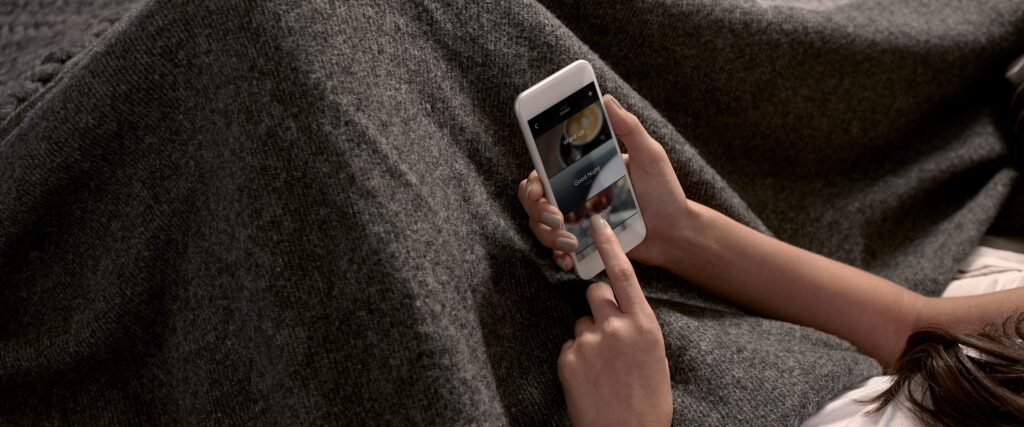 una mujer tumbada en un sofá usando su teléfono