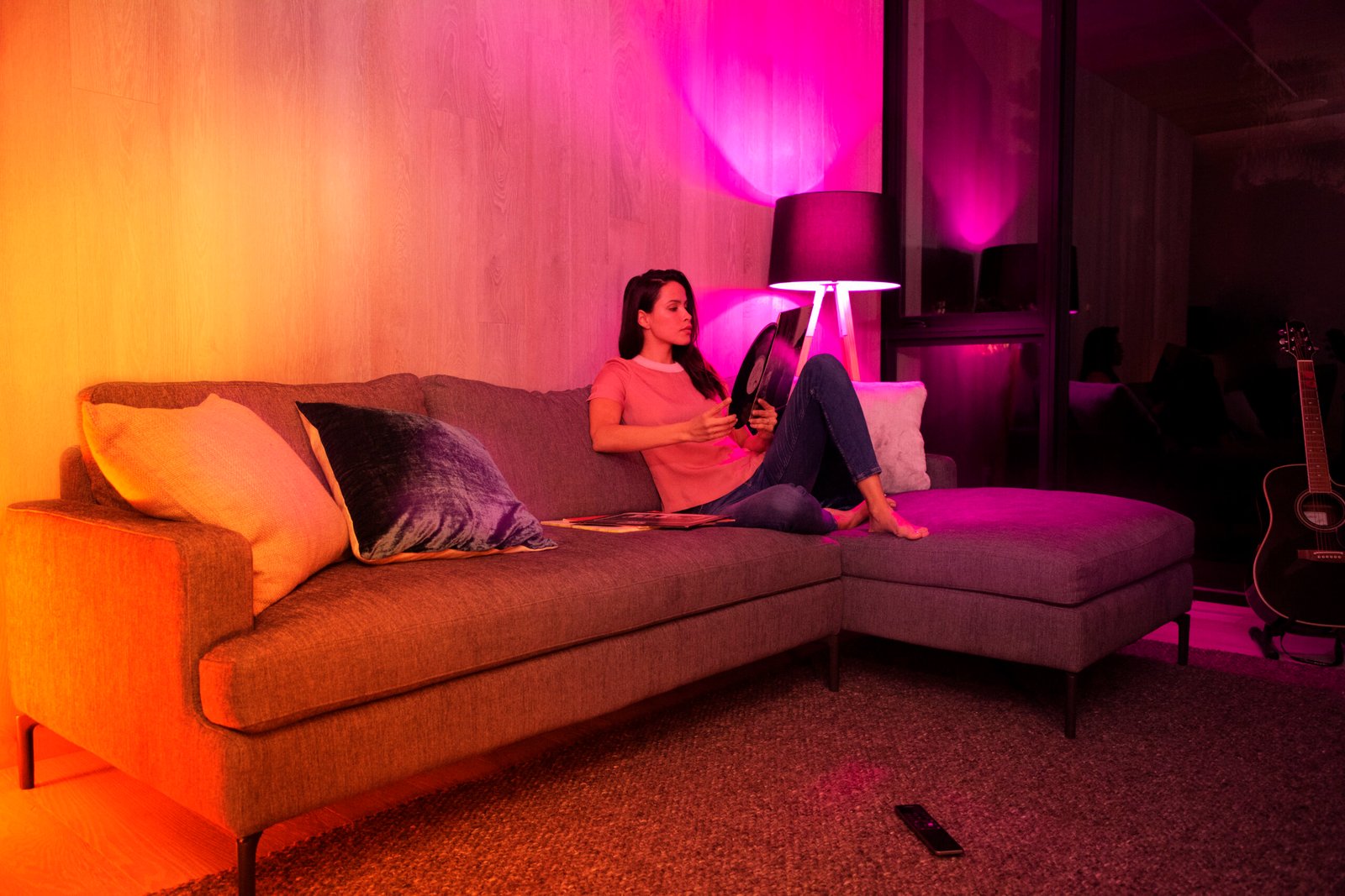 una mujer sentada en un sofá con una laptop