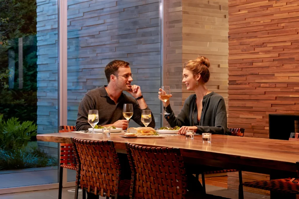 Un comedor con luz indirecta en las paredes