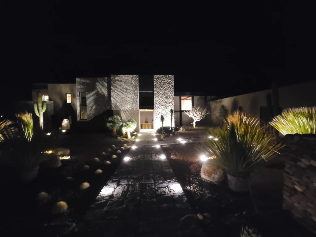 La entrada de una casa con iluminación directa en el suelo