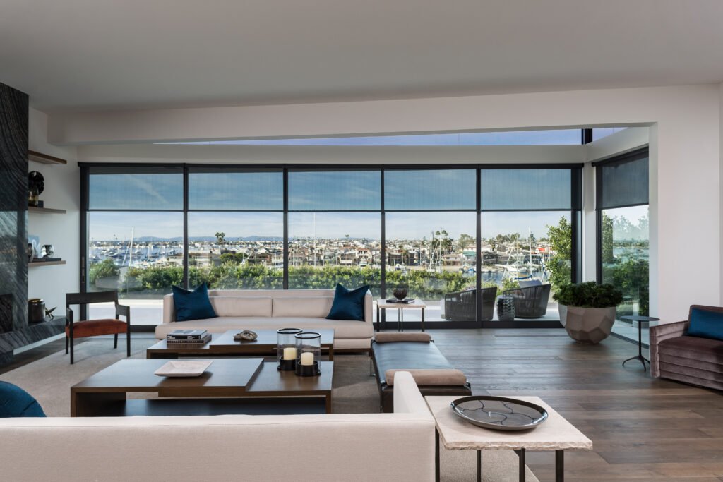 una sala de estar con vistas a la ciudad