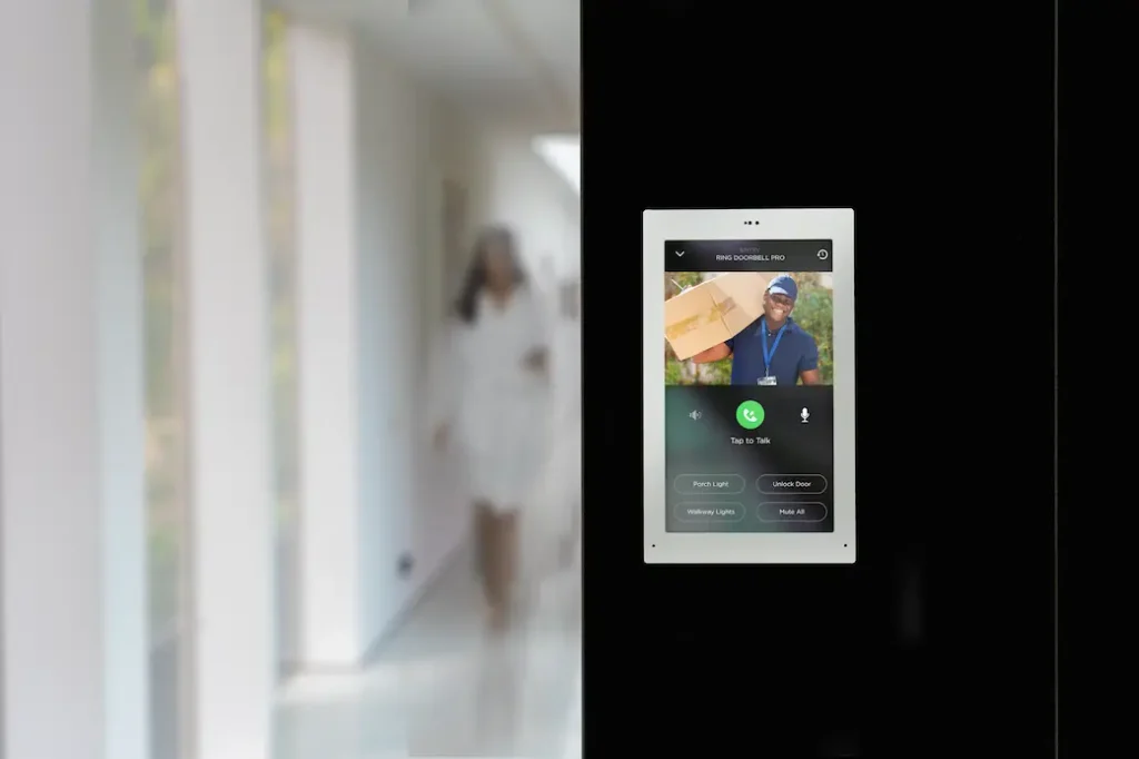 una cerradura de puerta inteligente con una pantalla de vídeo
