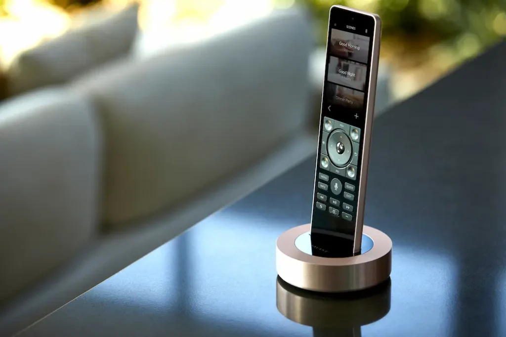 un teléfono celular sentado en la parte superior de una mesa