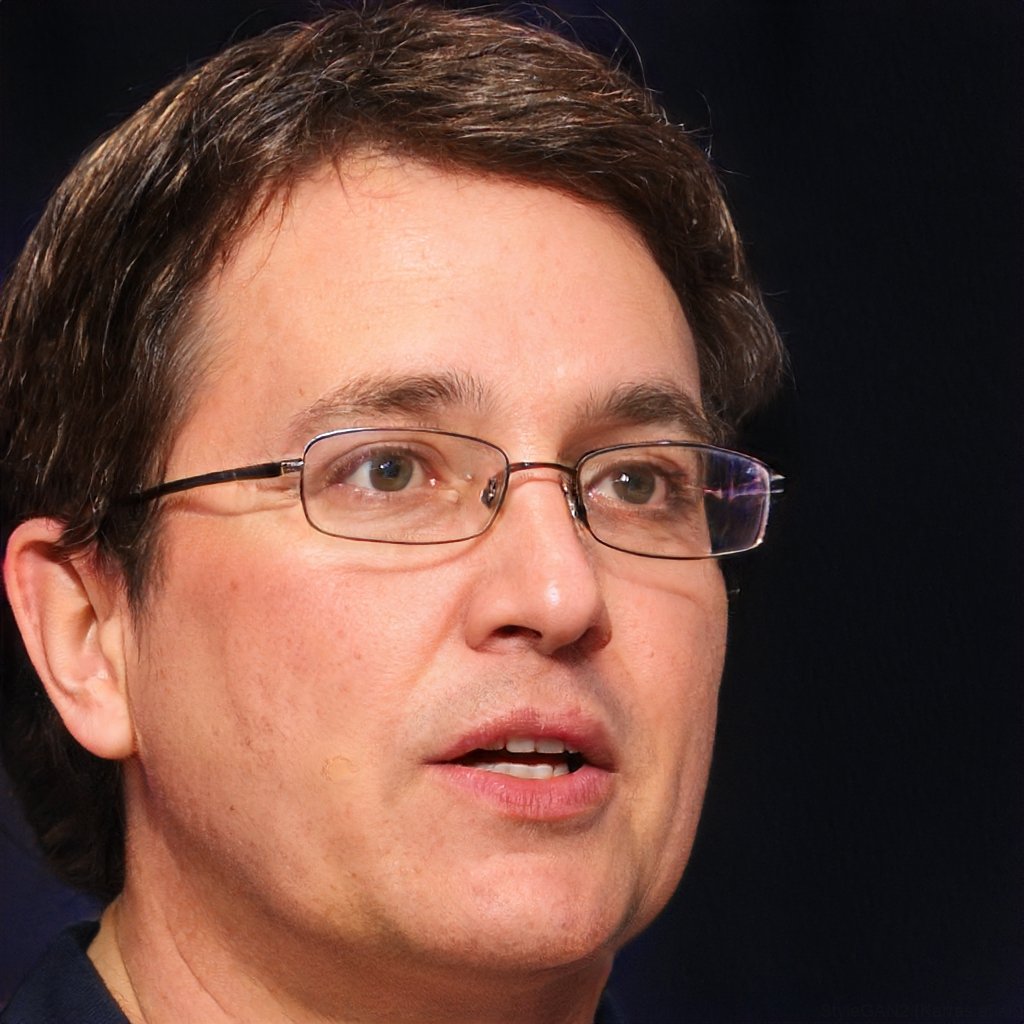 hay un hombre con gafas y una corbata hablando en un micrófono