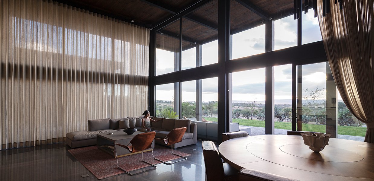 una sala de estar con un gran ventanal y un sofá