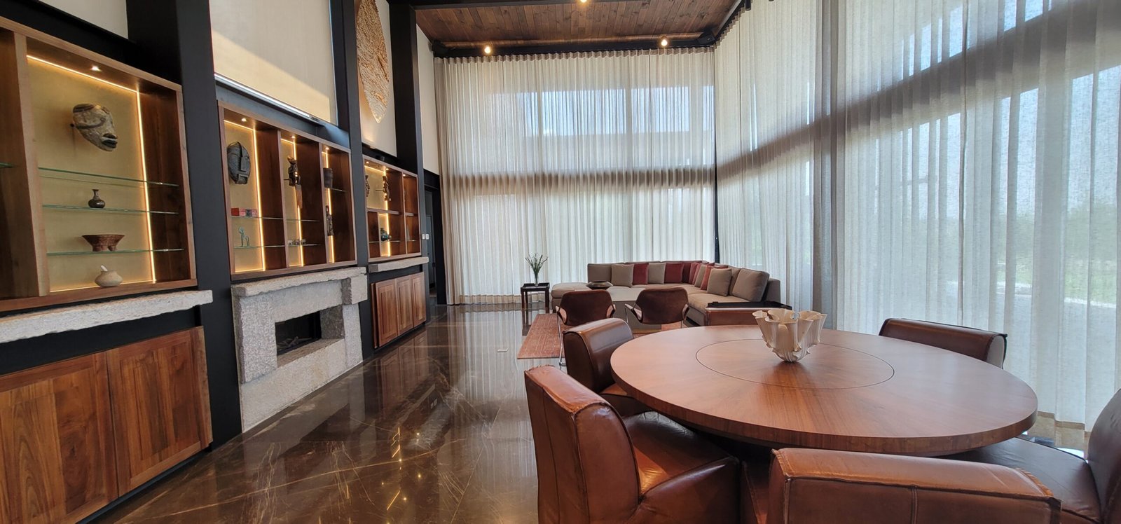 hay un gran comedor con una mesa y sillas