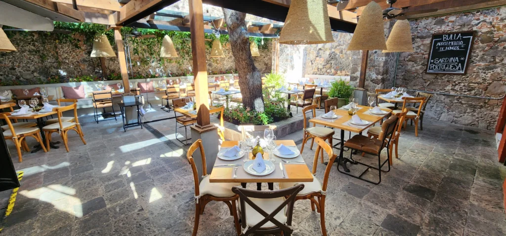 Una lujosa mesa en un hotel con sillas y luz natural directa