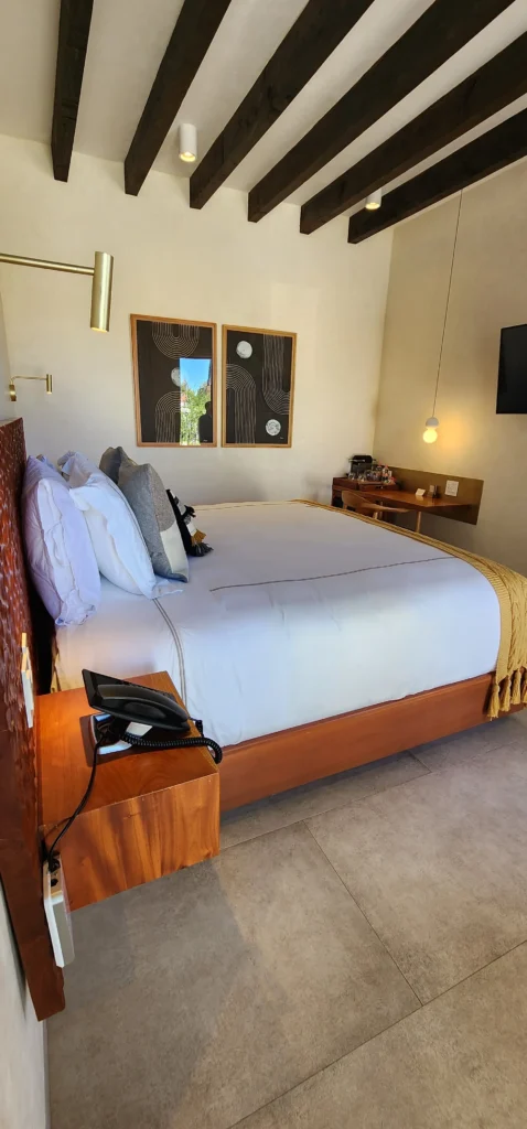 Una habitación de Hotel con una gran cama y lámparas en la mesa de estar