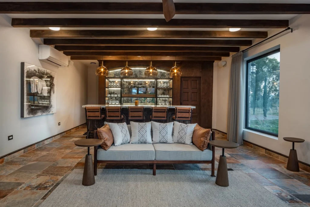 Una hermosa sala de estar con un bar con 4 lámparas con iluminación indirecta