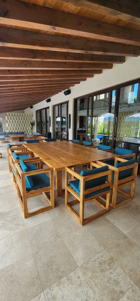 Un comedor de madera con luz diurna e iluminación de ojos de gato con luz indirecta