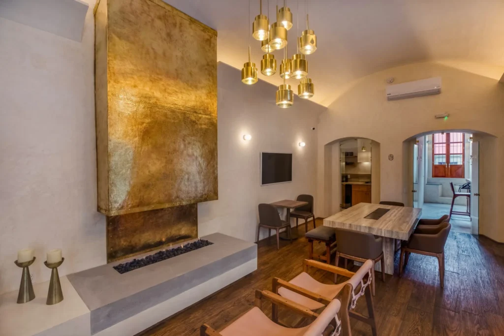 Una habitación con un candelabro alumbrando toda la sala