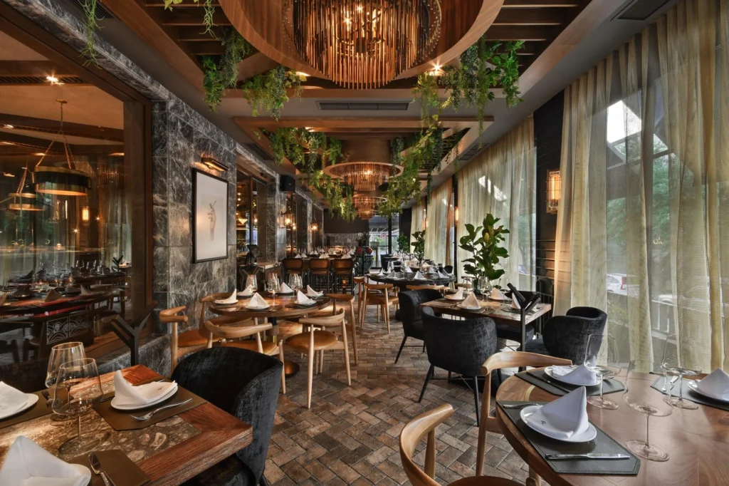 Un hermoso restaurante con un gran candelabro colgando iluminando la habitación