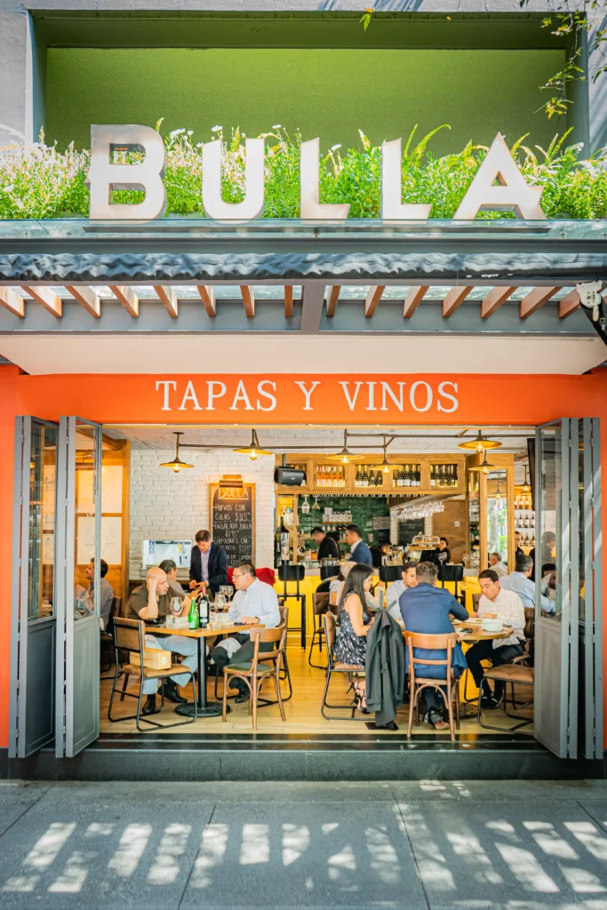 La entrada de un restaurante con iluminación interna y externa